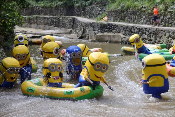 Çin'in Hunan eyaletinde 'Minion' kostümlü insanlar nehirde eğlenirken. - Sputnik Türkiye