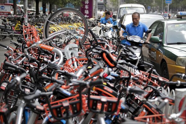 Bisiklet paylaşımı sistemleri Çin'in büyük şehirlerindeki ulaşımı kolaylaştırırken, aynı zamanda kaldırımları bloke ediyor. - Sputnik Türkiye