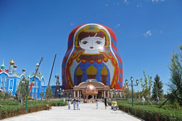 Manzhouli şehrindeki 'Matruşka meydanında' 30 metrelik matruşka - Sputnik Türkiye