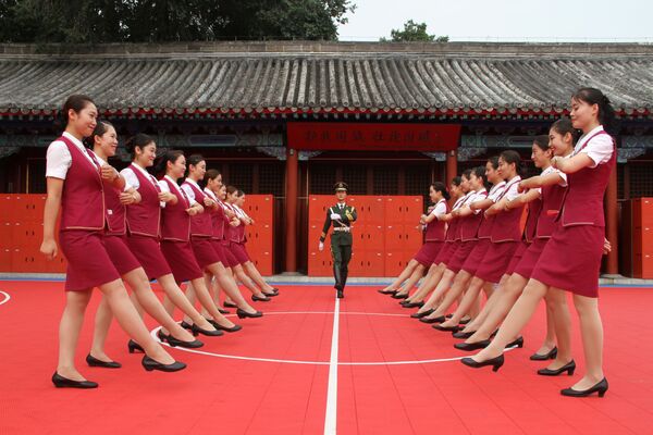 Tren hostesleri Çin Halk Kurtuluş Ordusu'nun kuruluşu 90. yıldönümü öncesi yurtseverlik öğretiminde. Pekin, Çin. - Sputnik Türkiye