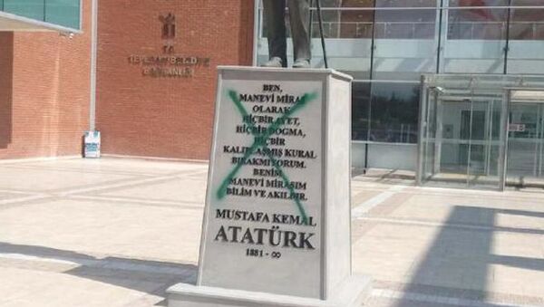 Eskişehir'de Atatürk heykeline sprey boyalı saldırı - Sputnik Türkiye