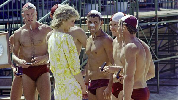 Prenses Diana, Princess of Wales Plate adlı yarışmanın ödüllerinin bir tanesini kazanan takımla konuşurken. Sidney, 1988. - Sputnik Türkiye