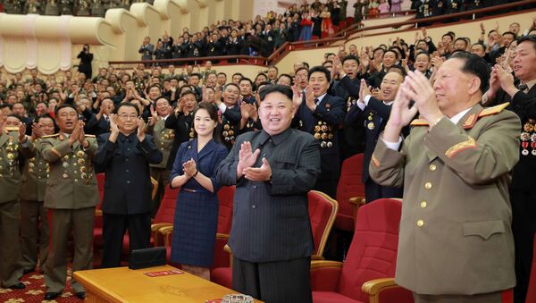 Kuzey Kore lideri Kim Jong Un, 3 Eylül'deki hidrojen bombası denemesine katkı yapan nükleer bilimciler ve mühendisler için yapılan kutlamaya katıldı - Sputnik Türkiye