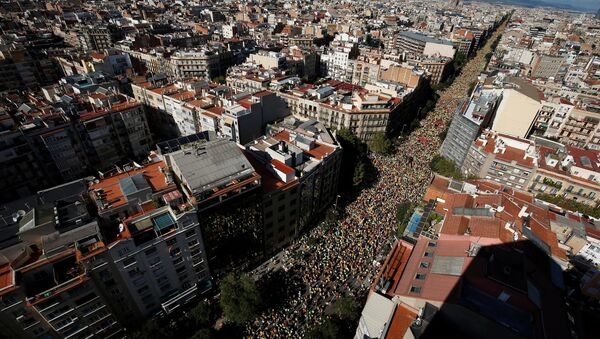 Barcelona şehrinde binlerce kişi, Katalonya'nın 'ulusal bayramı' Diada gününde bağımsızlık için eylem yaptı. - Sputnik Türkiye