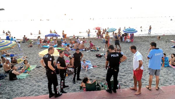 Plajda bira içen kadınlara gözaltı - Sputnik Türkiye