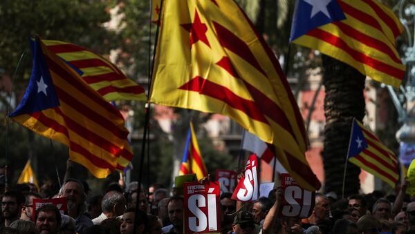Katalonya Yüksek Mahkemesi önünde toplanan binlerce eylemci Madrid hükümetinin 'yasa dışı' olduğunu savunduğu bağımsızlık referandumunu destekledikleri için gözaltına alınan 12 Katalan yetkilinin serbest bırakılmasını istedi. Gözaltına alınanlar arasında Katalonya Ekonomi Bakanı yardımcısı Josep Maria Jove de bulunuyordu. - Sputnik Türkiye