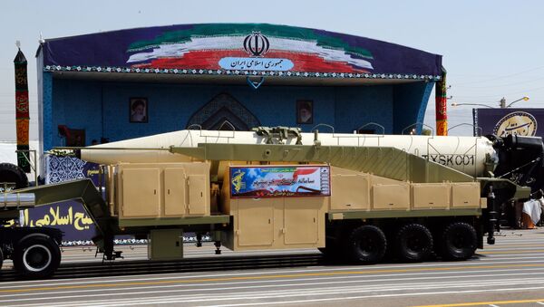 İran'ın yeni uzun menzilli balistik füze Khoramshahr Tehran'da düzenlenen askeri törende - Sputnik Türkiye