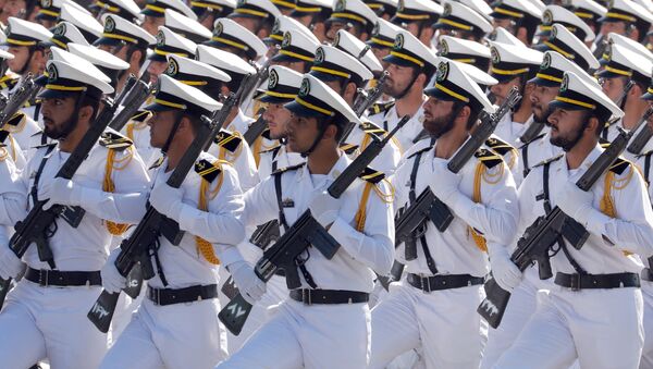 İran askerleri İran-Irak Savaşı başlangıcının 37. yıl dönümü münasebetiyle düzenlenen askeri geçitte. - Sputnik Türkiye