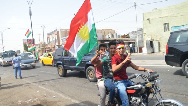 Bağımsızlık referandumunda oyunu kullanan insanlar kutlamalara başladı. Erbil ve Kerkük'te ellerine IKBY bayrağını alan Kürtler, araçlarla şehir turu yapıyorlar. - Sputnik Türkiye