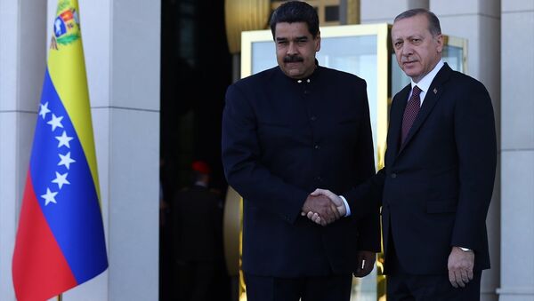 İki ülke heyetlerinin takdimi sonrasında Erdoğan ve Maduro, merdivenlerde Türkiye ve Venezüella bayrakları önünde el sıkışarak poz verdi. - Sputnik Türkiye