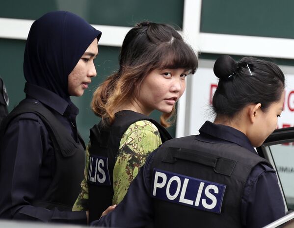 Malezya'da görülen davada yargılanan iki kadın, Vietnamlı Doan Thi Huong ve Endonezyalı Siti Aisyah, Kuzey Koreli ajanların talimatıyla Kim Jong-nam'ı öldürmekle suçlanıyor. - Sputnik Türkiye