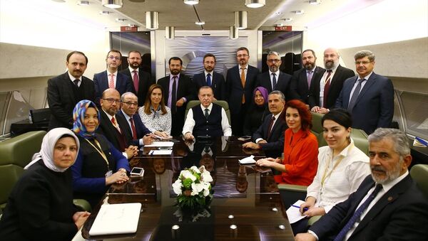 Cumhurbaşkanı Recep Tayyip Erdoğan, Sırbistan dönüşünde uçaktaki gazetecilerle - Sputnik Türkiye
