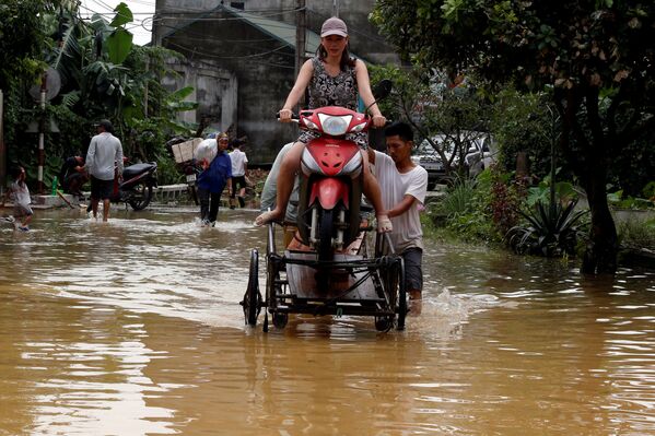 Vietnam'da fırtına ve şiddetli yağışların yol açtığı sel ve toprak kaymalarında hayatını kaybedenlerin sayısı 54'e çıktı - Sputnik Türkiye