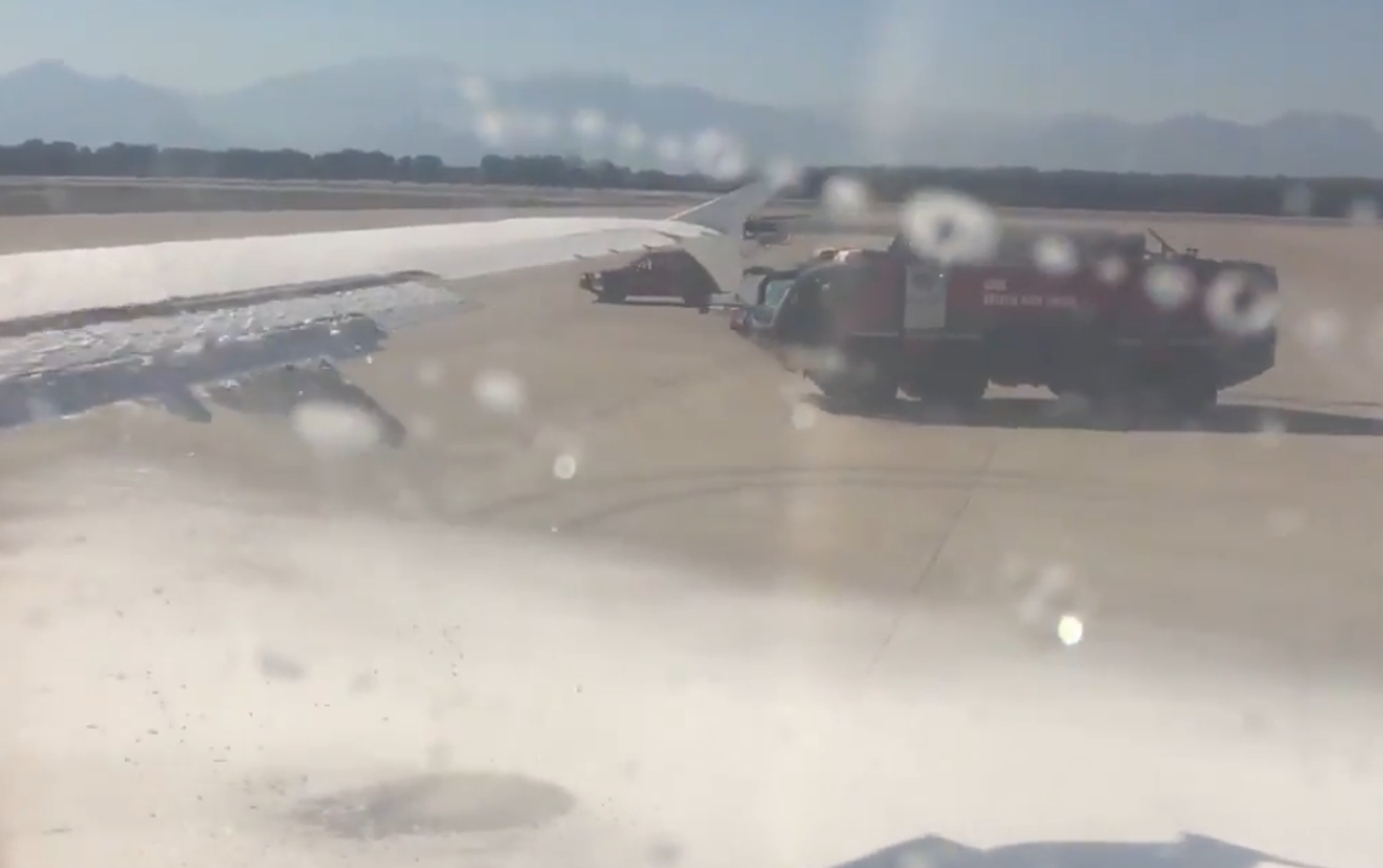 самолет утечка. слив топлива с самолета. самолет дымит. самолет утечка. Boeing 747 химтрейлы.