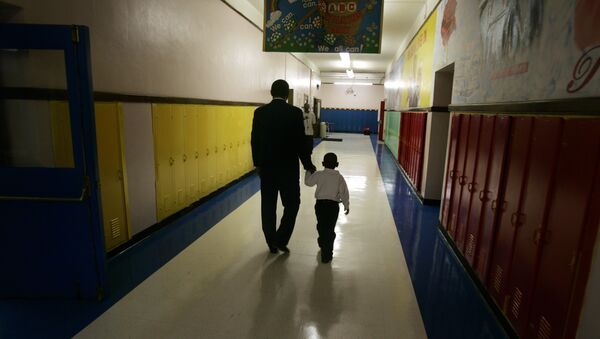 Principal Milton Andrew walks with a kindergarten student to comfort the child during the first day of class at Wilkins Elementary School in Detroit, Thursday, Sept. 14, 2006 - Sputnik Türkiye