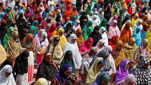 Women offer prayers at the Qutub-e-Alam shrine on the eve of the Eid al-Adha festival on the outskirts of Ahmedabad, India, September 12, 2016. - Sputnik Türkiye
