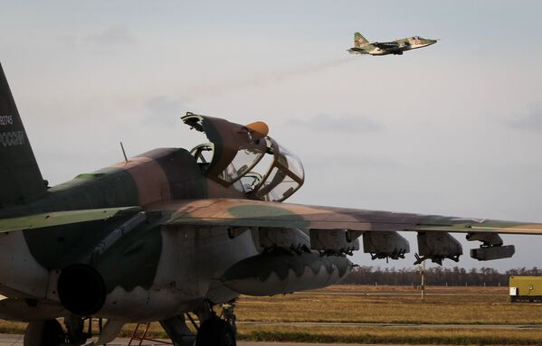 Su-25 taarruz uçakları pilotlarının  uçuş eğitimi - Sputnik Türkiye