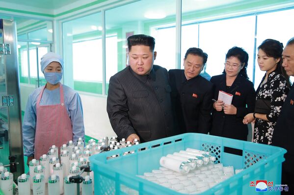 Kuzey Kore lideri, eşi Ri ile kızkardeşi Kim Yo-Jong'u kozmetik fabrikasını dolaşırken gösteren fotoğraflar, devlet medyası KCNA tarafından yayınlandı.  Ziyarette Kim Jong-un'a çiçekli bir elbise giyen eşi Ri ile İşçi Partisi Politbürosu'nda olan ve 20'li yaşlarda olduğu düşünülen kız kardeşi de eşlik etti. - Sputnik Türkiye