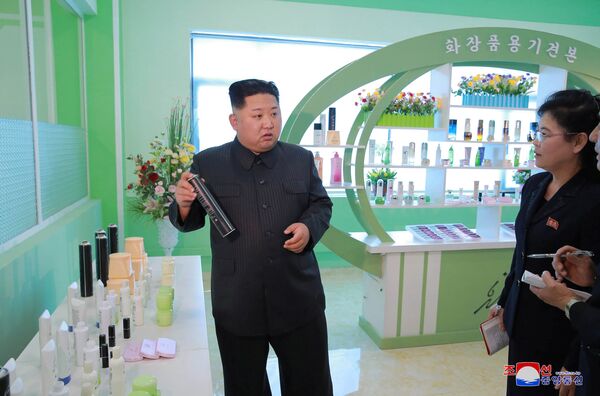 Kozmetik fabrikasına yapılan ziyaret sırasında Kim 'dünya düzeyindeki' ürünleri överek, bu ürünlerin ' daha güzel olmak isteyen kadınların rüyalarını gerçekleştirdiğini' söyledi.  Nükleer silah ve balistik füze programı nedeniyle Birleşmiş Milletler tarafından sert yaptırımlarla cezalandırılan Kuzey Kore'de makyaj malzemeleri dahil yabancı lüks ürünler oldukça az bulunuyor. - Sputnik Türkiye