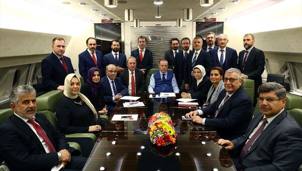 Cumhurbaşkanı Recep Tayyip Erdoğan, Azerbaycan dönüşü uçakta gazetecilerle - Sputnik Türkiye