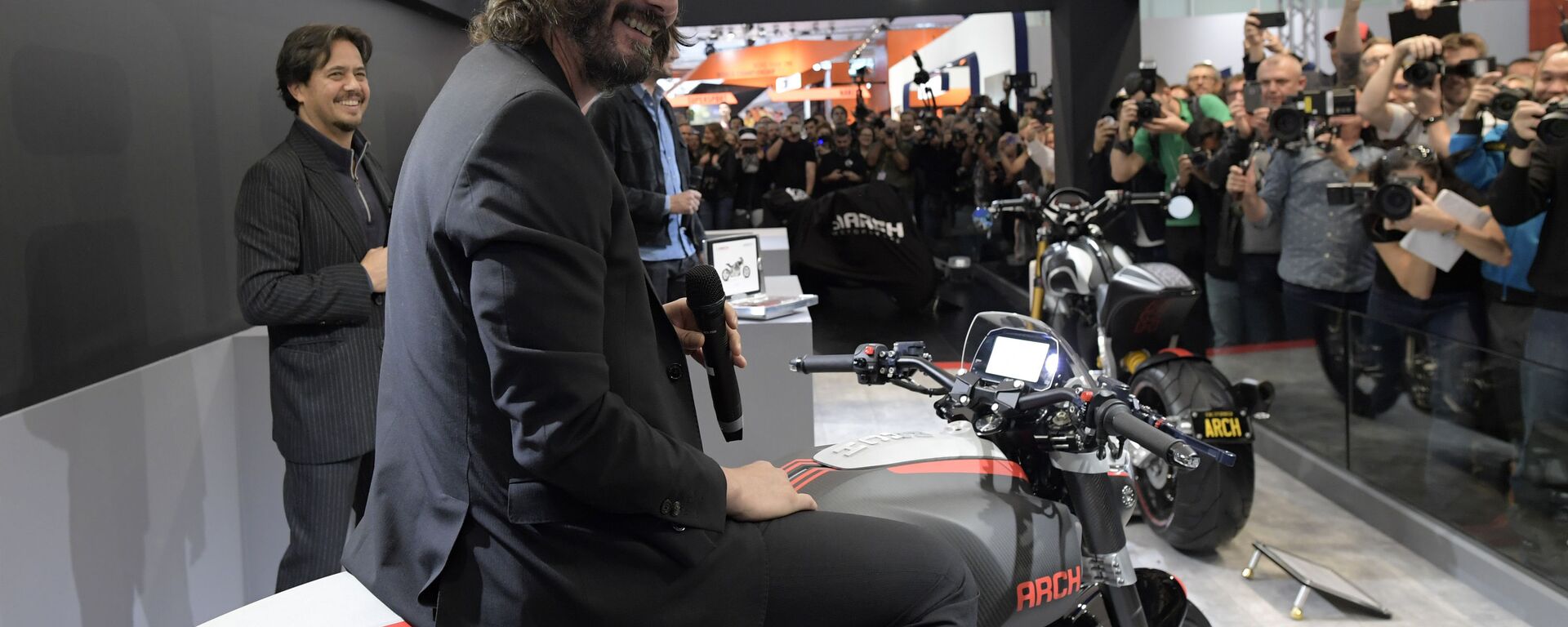 Ünlü Hollywood oyuncusu Keanu Reeves ve yapımcı Gard Hollinger, Harley-Davidson modeli temelinde motosikletler üreten kendi şirketleri Arch Motorcycle’i tanıtmak için fuara geldi. - Sputnik Türkiye, 1920, 03.11.2021