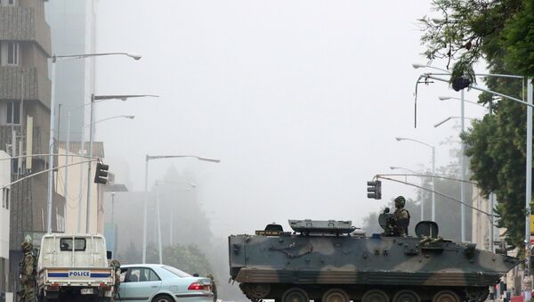Zimbabve ordusu başkent Harare sokaklarında devriye geziyor - Sputnik Türkiye