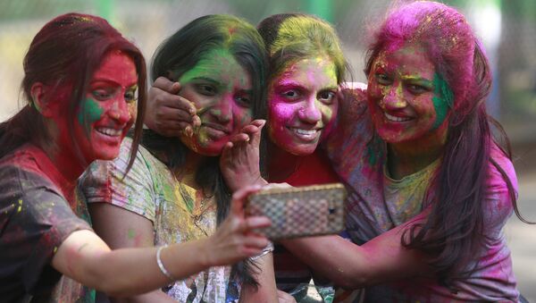 Indian girls take selfie as they celebrate Holi, the Hindu festival of colors, in Mumbai, India, Monday, March 13, 2017 - Sputnik Türkiye