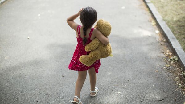 Little girl with teddy bear - Sputnik Türkiye