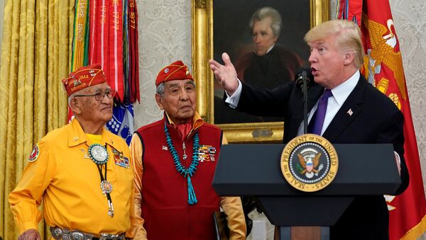 ABD Başkanı Donald Trump, Navajo yerlileriyle - Sputnik Türkiye