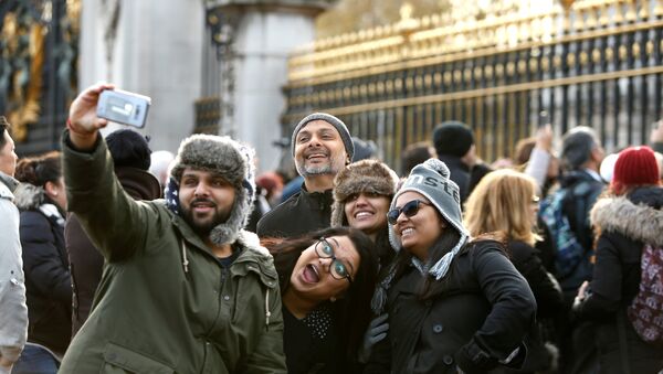 Londra Buckingham Sarayı turistler selfi - Sputnik Türkiye