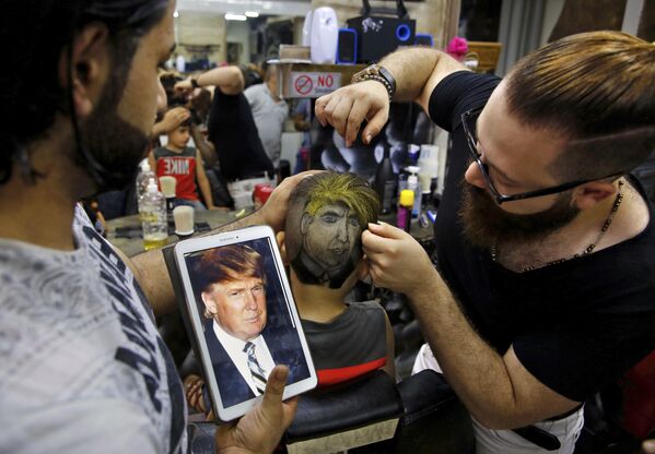 26 yaşındaki Filistin-Suriyeli berber Muhannad Khaled Omar, Trump'ın yanı sıra istenilen ünlüleri müşterilerinin saçlarına kazıyor. - Sputnik Türkiye