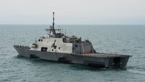 This US Navy handout photo released January 8, 2015 shows the littoral combat ship USS Fort Worth (LCS 3) as it operates on January 7 - Sputnik Türkiye