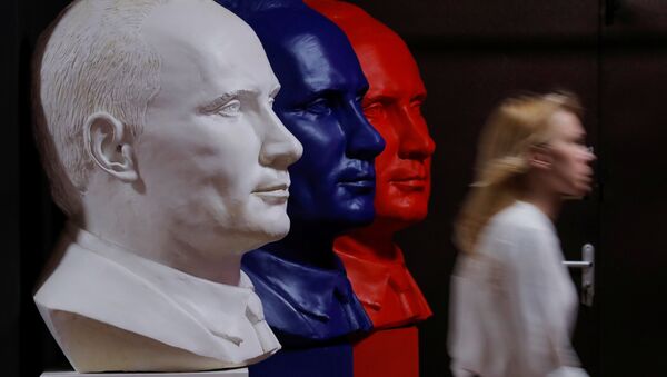 Moskova Çağdaş Sanat Müzesi’nde (UMAM) Rusya Devlet Başkanı Vladimir Putin temalı ‘SüperPutin’ sergisi açıldı. - Sputnik Türkiye