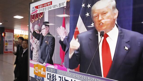 In this Nov. 10, 2016 file photo, a TV screen shows pictures of U.S. President-elect Donald Trump, right, and North Korean leader Kim Jong Un, at the Seoul Railway Station in Seoul, South Korea - Sputnik Türkiye