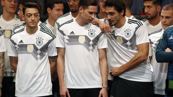 Alman milli futbol takımı forma tanıtımında Mesut Özil, Julian Draxler, Mats Hummels - Sputnik Türkiye