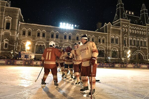 Putin Kızıl Meydan'daki buz hokeyi maçında - Sputnik Türkiye