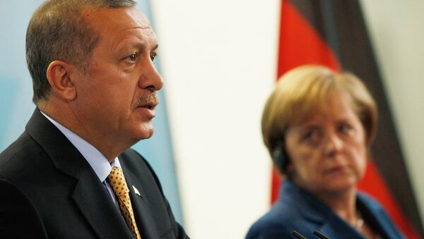Cumhurbaşkanı Recep Tayyip Erdoğan, Hollanda hükümetini ve ona destek çıkan Almanya Başbakanı Angela Merkel'i 'Nazi uygulamaları' ile suçladı. - Sputnik Türkiye