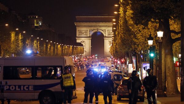 Police seal off the Champs Elysees avenue in Paris, France, after a fatal shooting in which a police officer was killed along with an attacker, Thursday, April 20, 2017. - Sputnik Türkiye
