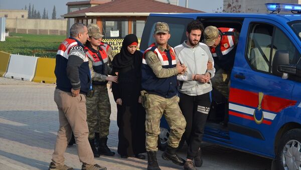 Hatay'ın Kırıkhan ilçesinde, IŞİD mensubu olduğu ileri sürülen Fas uyruklu 1'i kadın 2 zanlı çıkarıldıkları mahkemece tutuklandı. - Sputnik Türkiye