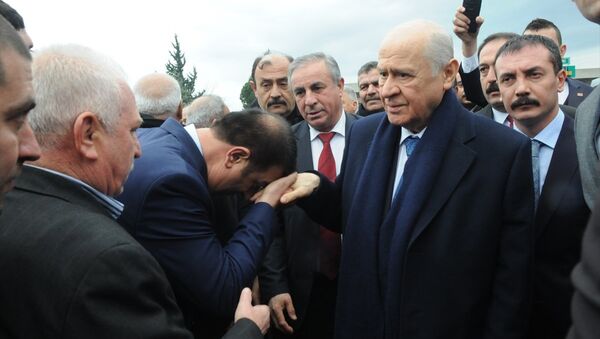 MHP Genel Başkanı Devlet Bahçeli, bir dizi açılış ve temel atma töreni için geldiği Osmaniye'de yolda partililerce karşılandı. - Sputnik Türkiye