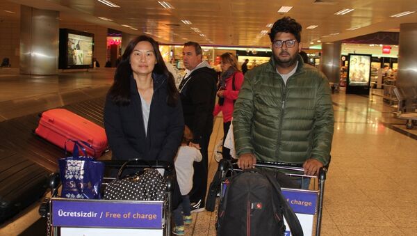 Myanmar'da insansız hava aracı (drone) ile izinsiz görüntü aldıkları gerekçesiyle tutuklandıktan iki ay sonra serbest bırakılan dört kişilik TRT World ekibinden Malezyalı kadın muhabir Mok Choy Lin ile Myanmarlı tercüman Aung Naing Soe, Türkiye'ye geldi. - Sputnik Türkiye
