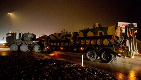 Suriye sınırında konuşlu birliklere takviye amaçlı gönderilen askeri araçlar Kilis'e ulaştı. - Sputnik Türkiye