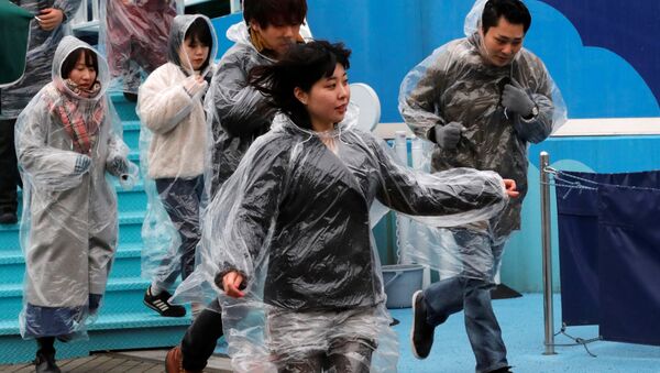 Tokyo'da balsitik füze tehdidine karşı yapılan tahliye tatbikatına katılan gönüllüler - Sputnik Türkiye