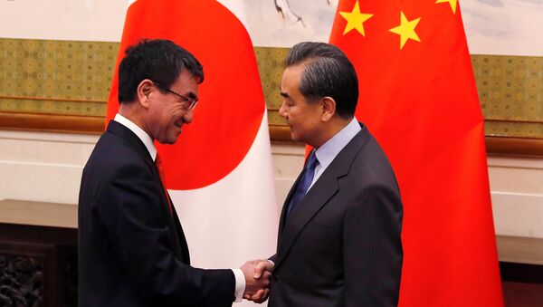 Japonya Başbakanı Taro Kono- Mevkidaşı Wang Yi - Sputnik Türkiye