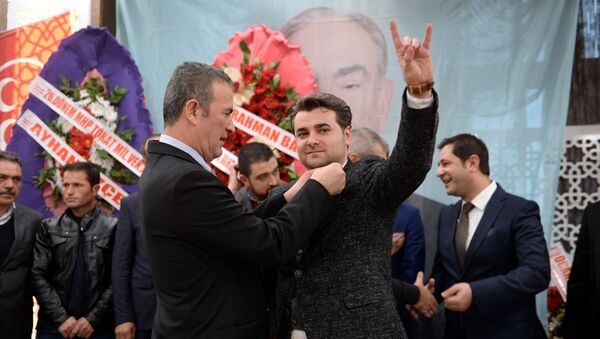 Tokat'ta bir otelde MHP'ye katılan bin üyeye rozet takma töreni düzenlendi. - Sputnik Türkiye
