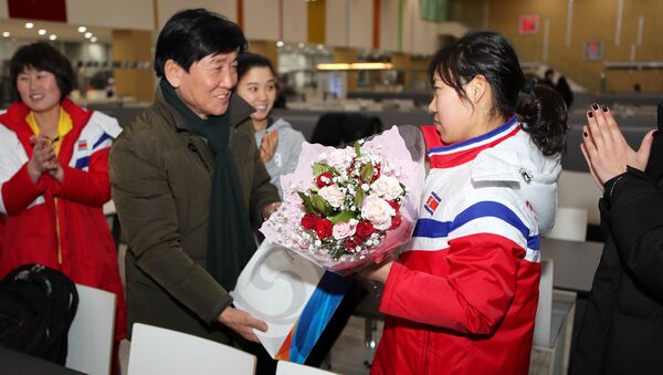 Güney Kore Jincheon Ulusal Antreman Merkezi, Kuzey ve Güney kadın buz hokeyi takımları ortak idmanda, Kuzeyli sporcu için doğumgünü kutlaması - Sputnik Türkiye