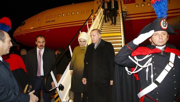 Cumhurbaşkanı Recep Tayyip Erdoğan, eşi Emine Erdoğan ile birlikte resmi temaslarda bulunmak üzere İtalya'nın başkenti Roma'ya gitti. - Sputnik Türkiye