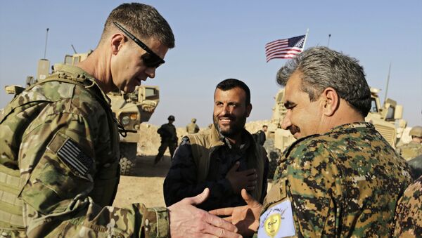 ABD'li Tümgeneral Jamie Jarrard ile Menbiç Askeri Konseyi komutanı Muhammed Ebu Adil - Sputnik Türkiye