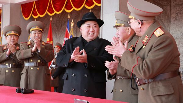 Kuzey Kore lideri Kim Jong-un, Pyeongchang Kış Olimpiyatları öncesi düzenlenen ordunun 70. kuruluş yıl dönümü kutlamasında - Sputnik Türkiye