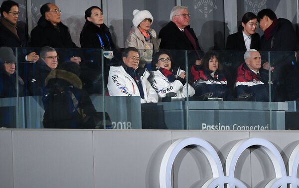 Pyeongchang Kış Olimpiyatları'nda Kuzey Kore lideri Kim Jong-un'un kızkardeşi Kim Yo-jong, Kuzey Kore temsili Devlet Başkanı Kim Yong-nam, Güney Kore Devlet Başkanı Moon Jae-in ve eşi Kim Jung-sook ile ABD Başkan Yardımcısı Mike Pence aynı karede görüntülendi - Sputnik Türkiye